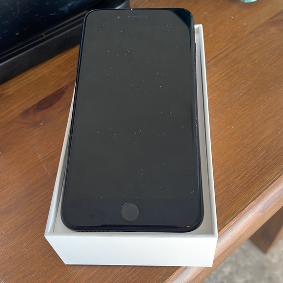 Apple iPhone 7 Plus. 32 GB. AT&T phone returned to factory settings. - Picture 3 of 4